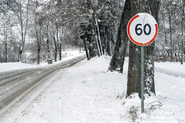 Ograniczenie Prędkości Drogowej Znak Śnieżnej Drodze Krajobraz Zimowy — Zdjęcie stockowe