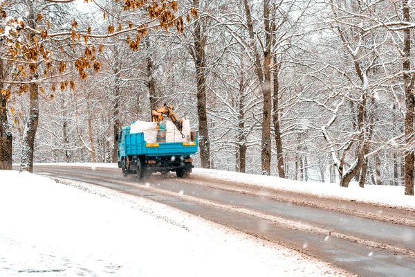 Синий Грузовик Грузом Проезжающий Дороге Снежной Слякотью Снегопадом Зимний Пейзаж — стоковое фото