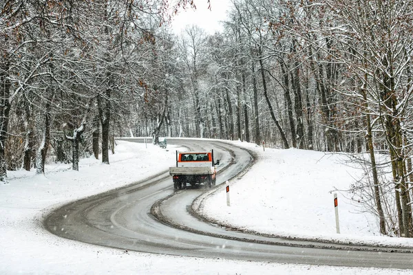 Mini Ciężarówka Przejeżdżająca Przez Autostradę Śniegiem Deszczem Śniegu Zimowe Krajobrazy — Zdjęcie stockowe