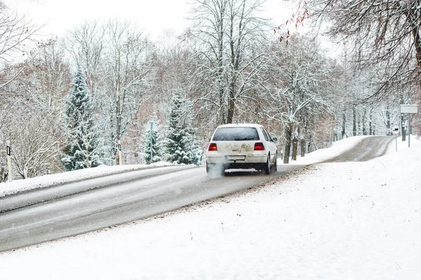 Biały Samochód Przejeżdżający Przez Autostradę Śniegiem Deszczem Śniegu Zimowe Krajobrazy — Zdjęcie stockowe
