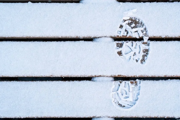 Stiefelabdruck Schnee Auf Einem Holzweg Hinterlassen Wintersaison — Stockfoto