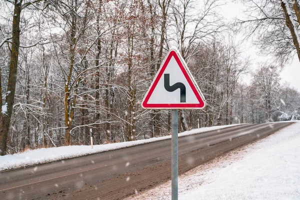 Koncepcja Jazdy Zimowej Zakręcona Zimowa Droga Drogowskazem Ostrzegawczym Zimowy Krajobraz — Zdjęcie stockowe