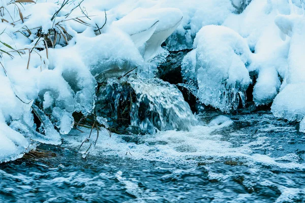 Сцена Природы Снегом Льдом Быстрой Речной Водой Крупным Планом Зимнее — стоковое фото