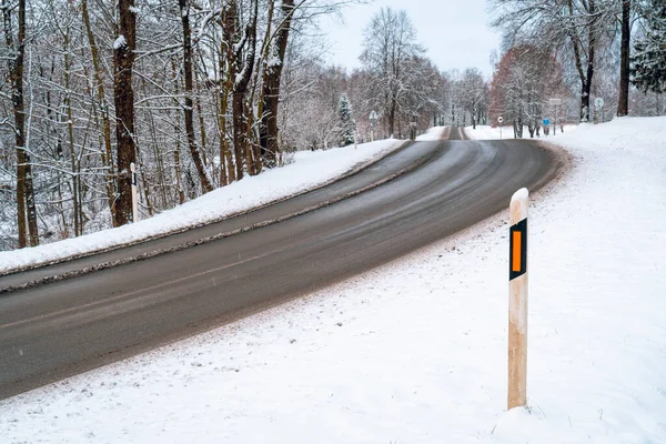 Jazda Zimowych Warunkach Drogowych Malowniczy Widok Pustą Drogę Pokrytym Śniegiem — Zdjęcie stockowe
