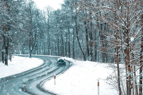Samochód Przejeżdżający Drodze Śnieżnym Błotem Opadem Śniegu Zimowe Krajobrazy — Zdjęcie stockowe