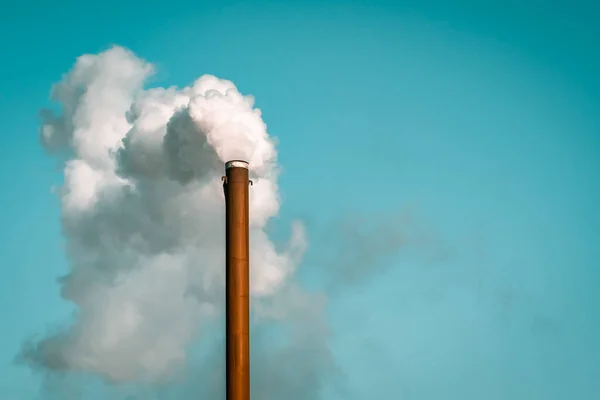 世界汚染の概念 工場の煙突は 冬の間に青空の背景にパイプから白い煙を吹いて — ストック写真