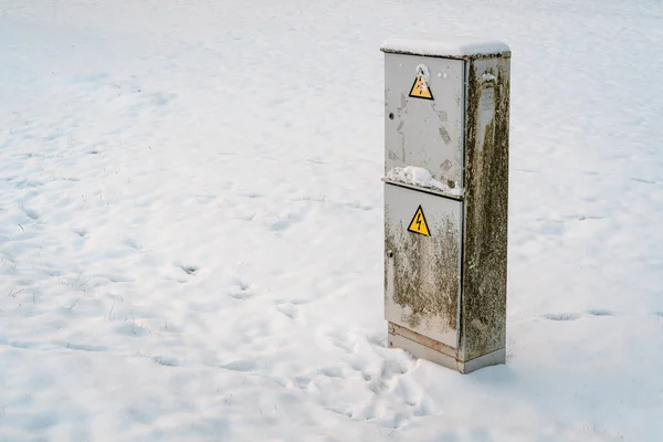 Электрический Шкаф Снежном Поле Старый Электрический Шкаф Природе Снежном Заносе — стоковое фото