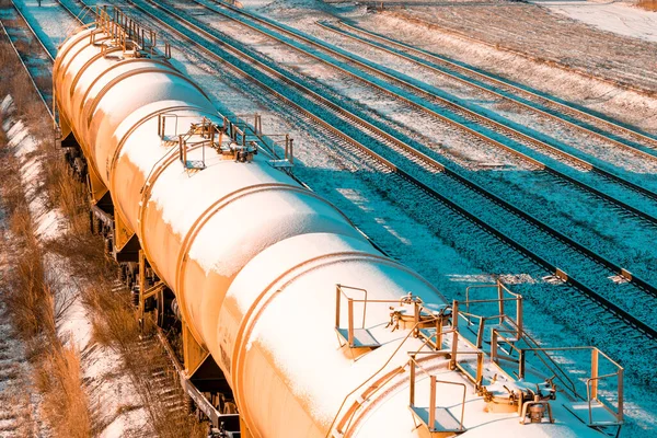 貨物列車の石油とタンクワゴン 冬季の鉄道燃料供給 — ストック写真