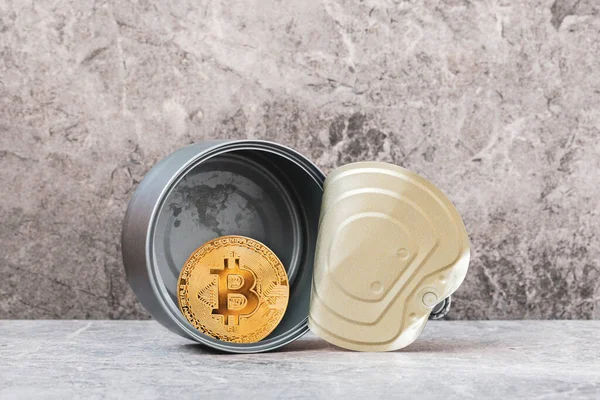 Bitcoin Konzervdobozban Pénzt Kriptovalutát Tartasz Fémdobozban Btc Bányászat Cryptocurrency Beruházás — Stock Fotó