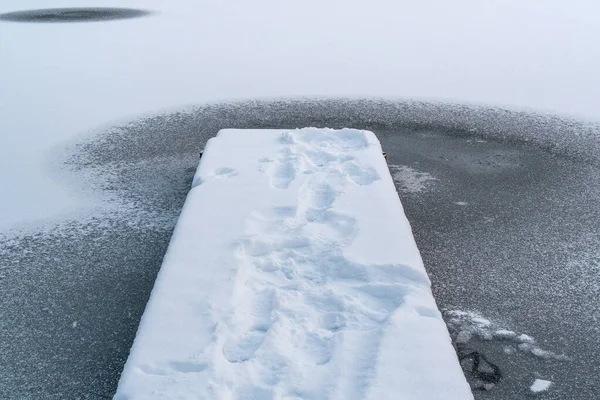 Пирс Недавно Замерзшее Озеро Свежий Снег Тонкий Лед — стоковое фото