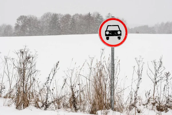 Śnieżnej Drodze Nie Wolno Wjeżdżać Samochodami Sezon Zimowy — Zdjęcie stockowe