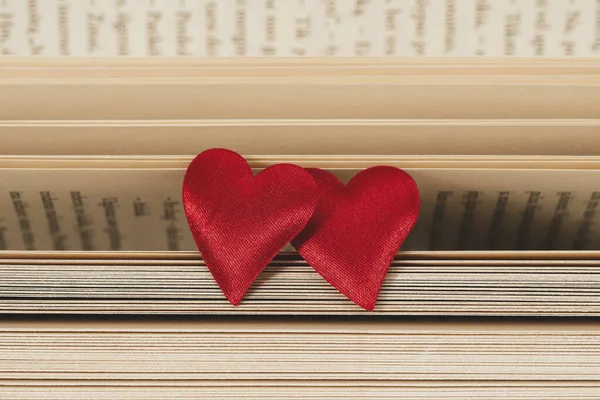 Paar Kleine Rode Hartjes Een Geopende Pagina Literatuur Liefde Concept — Stockfoto
