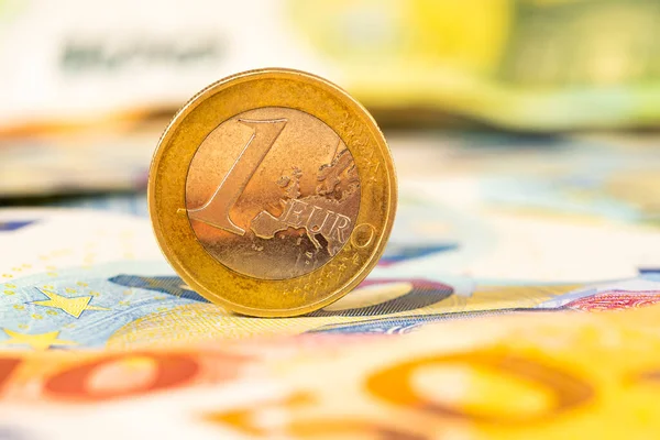 Ένα Κέρμα Ευρώ Στους Λογαριασμούς Των Τραπεζογραμματίων Ευρώ Closeup Άποψη — Φωτογραφία Αρχείου