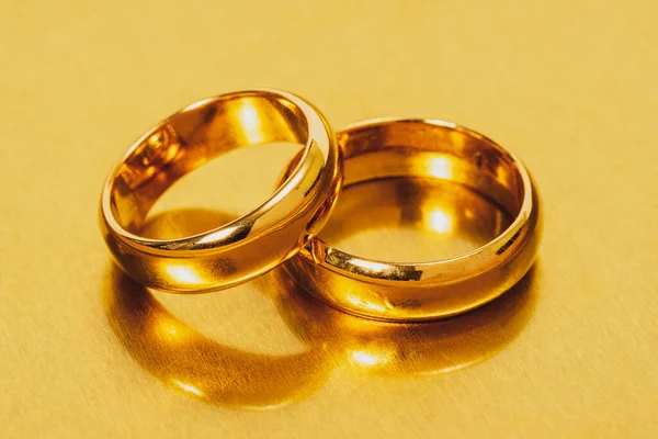 金属表面上の金の結婚指輪 結婚式の準備だ クローズアップマクロ — ストック写真
