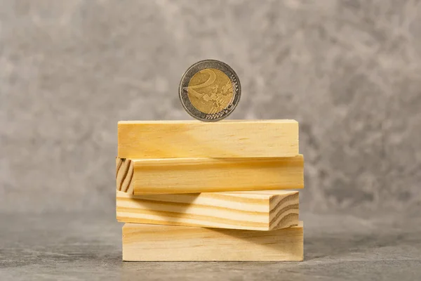 Duas Moedas Euros Equilibradas Numa Torre Blocos Madeira Conceito Financeiro — Fotografia de Stock