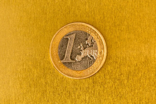 Une Pièce Euro Sur Fond Métallique Jaune Brillant Monnaie Européenne — Photo