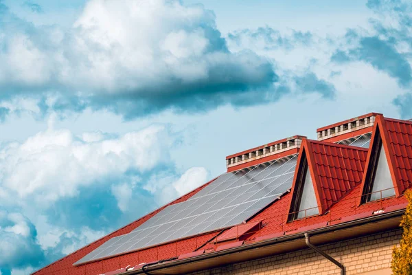Фотоэлектрические Солнечные Панели Доме Красной Крышей Производство Возобновляемых Источников Энергии — стоковое фото