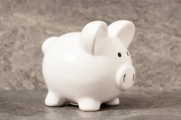 Banco Piggy Branco Fundo Pedra Cinza Poupar Dinheiro — Fotografia de Stock