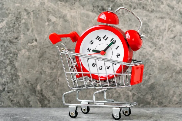 시계가 슈퍼마켓 트롤리 잡화점 그리고 온라인 개념을 먹는다 할인이나 판매를 — 스톡 사진