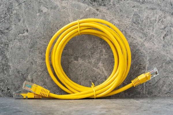 Połączenie Sieciowe Lan Kable Ethernetowe Kable Internetowe Rj45 Kamiennym Tle — Zdjęcie stockowe