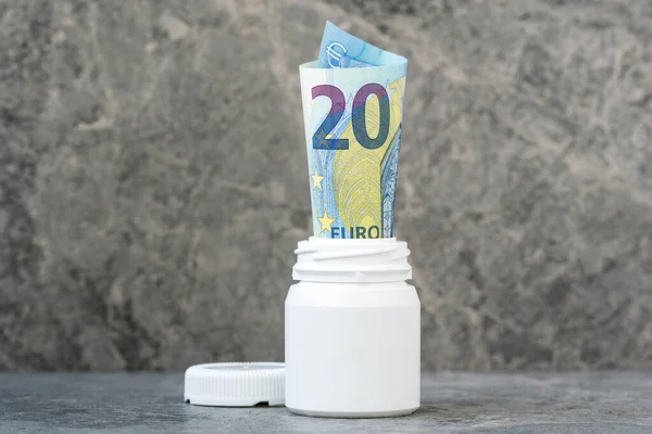 Der Tablettenflasche Rollte Der Euro Schein Kosten Für Medikamente Oder — Stockfoto