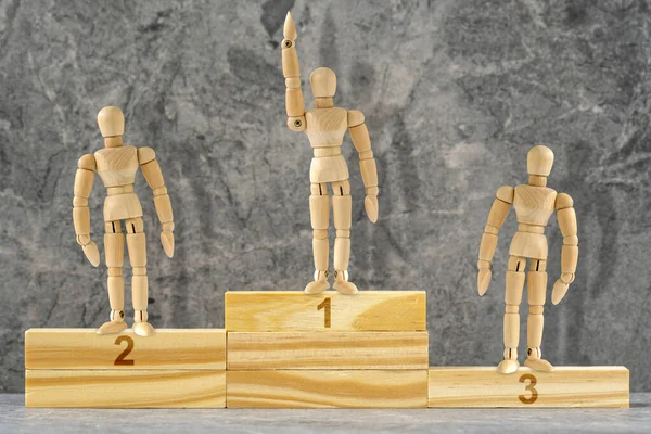 表彰台に立つ木製のマネキンは3位にランクされる 従業員の認識と競争の受賞者のビジネスコンセプト 受賞者を表彰するための台座又は台座 — ストック写真