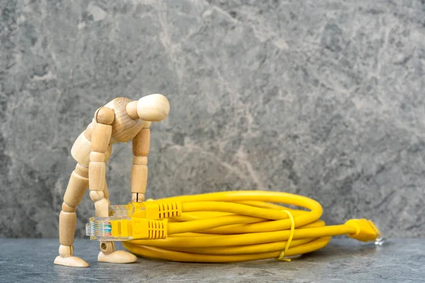 Ξύλινο Άτομο Που Κρατά Καλώδια Ethernet Σύνδεσης Δικτύων Lan Έννοια — Φωτογραφία Αρχείου
