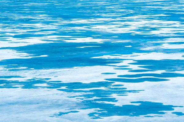 冬季冰冻湖水光滑表面蓝冰的结构背景 — 图库照片