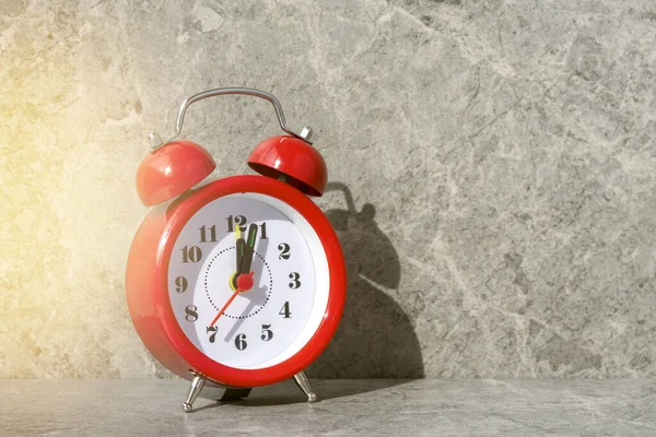 Relógio Alarme Vermelho Com Luz Solar Sombra Fundo Pedra Cinzenta — Fotografia de Stock