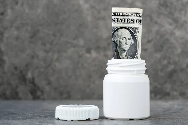 Dollarsedel Rullade Läkemedelsflaskan Kostnader För Medicinering Eller Drogkoncept — Stockfoto