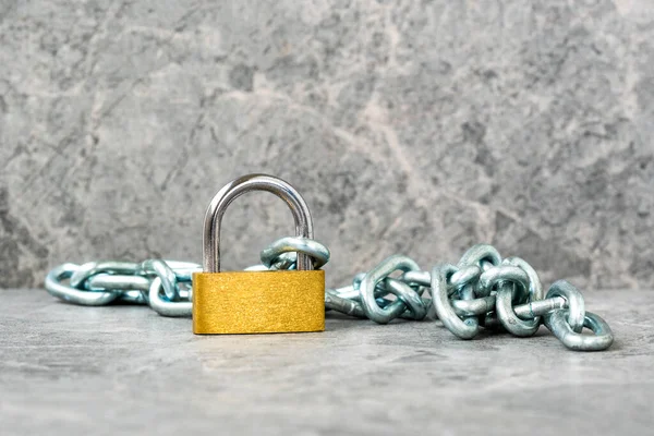 黄色挂锁 带有钢制金属链 财产保护 象征性安全有选择的重点 浅层债务减免 — 图库照片