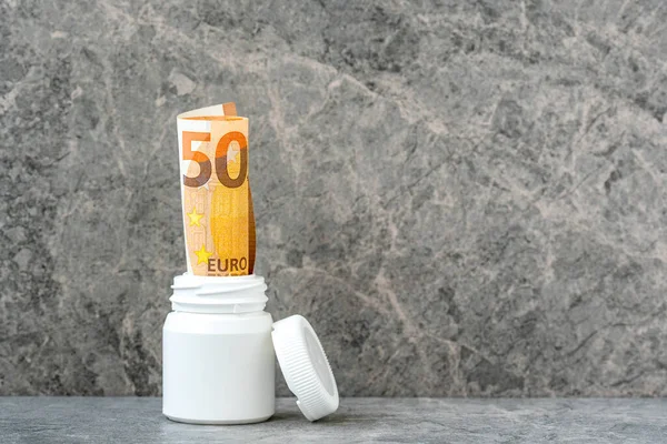 Femtio Eurosedlar Rullade Den Medicinska Flaskan Kostnader För Medicinering Eller — Stockfoto