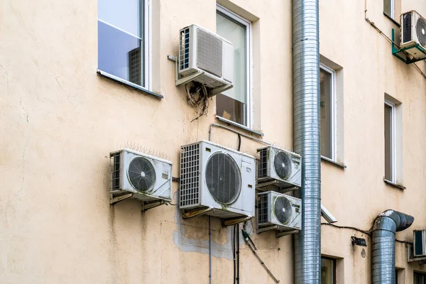 Oude Airconditioners Hangen Aan Gevel Van Het Oude Gebouw Veel — Stockfoto