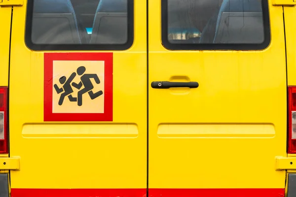 黄色のスクールバスの後部ビュー 黄色のスクールバスのクローズアップビュー — ストック写真