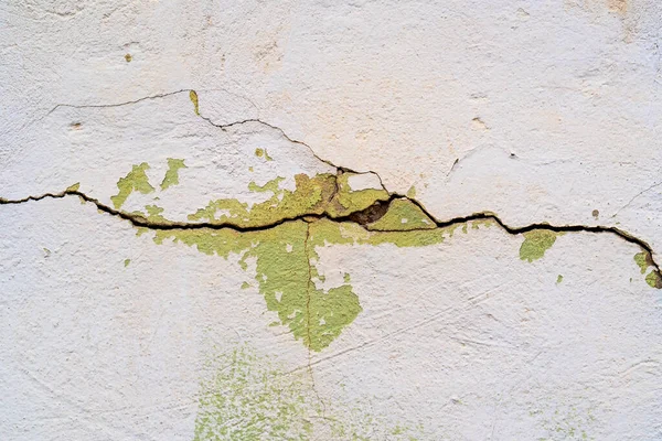 壁を割れ 大きな亀裂と白い漆喰の家のファサードの壁 — ストック写真