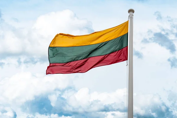立陶宛国旗在多云的天空中迎风飘扬 立陶宛是波罗的海国家 — 图库照片