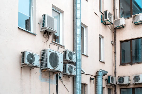 Kantoorairconditioners Voor Ventilatie Luchtkoeling Verwarming Van Ruimte Oude Airconditioners Hangen — Stockfoto