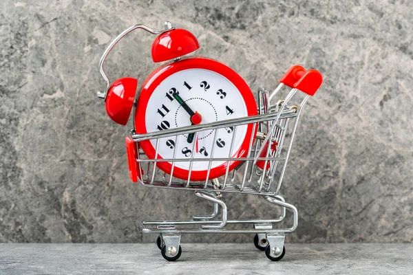 Saat Alışveriş Arabasıyla Zaman Kazanmak Ndirim Satışın Başlangıcı — Stok fotoğraf