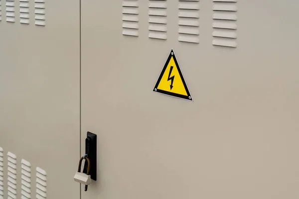 室外锁着电柜门作为背景 室外高压电箱 — 图库照片