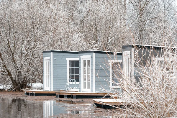 Cabines Flottantes Grises Sur Lac Hiver Paysage Hivernal Une Maison — Photo