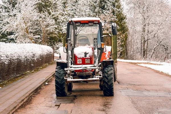 Tractor Con Remolque Aparcado Una Calle Invernal — Foto de Stock