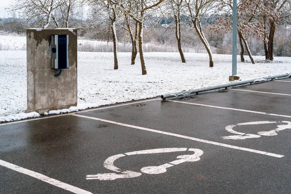 Ponto Carregamento Veículo Elétrico Vazio Estacionamento Carro Temporada Inverno — Fotografia de Stock