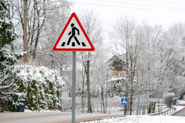 Znak Drogowy Przejście Dla Pieszych Zimą Podmiejskiej Autostradzie — Zdjęcie stockowe