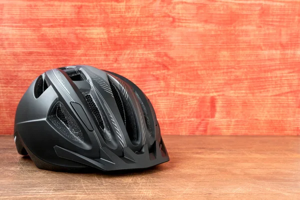 Schwarzer Fahrradhelm Mountainbike Helm Auf Dem Hölzernen Hintergrund Kopierraum — Stockfoto