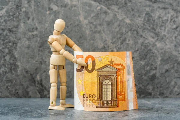 Ξύλινη Κούκλα Που Κρατάει Χαρτονόμισμα Ευρώ Νομισματική Έννοια — Φωτογραφία Αρχείου