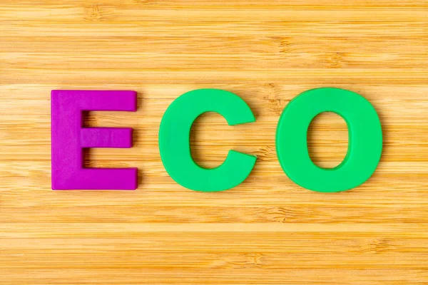 木製の背景にEco文字 ビジネス 生態系 グリーンエネルギーの概念 — ストック写真
