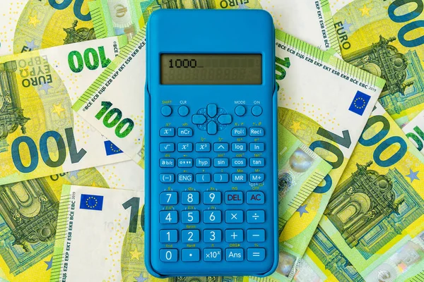 Moderní Kalkulačka Spousta Stovek Eurobankovek Peníze Rozpočet — Stock fotografie
