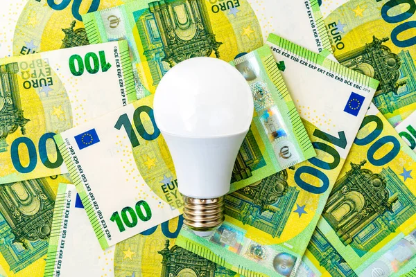 Spara Pengar Genom Att Använda Energibesparande Glödlampor Begreppet Elkostnader Och — Stockfoto