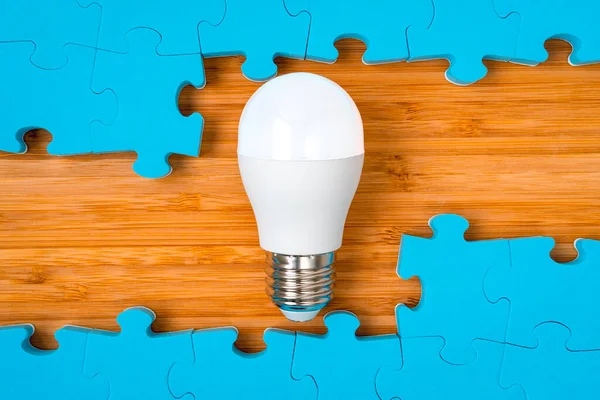 Blue Puzzle Frame Bright Light Bulb Middle Concept Problem Solving — Stock Photo, Image