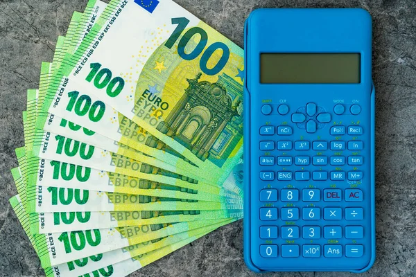 Moderner Blauer Taschenrechner Und Ein Bündel Hundert Euro Scheine Geld — Stockfoto
